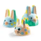 Három megszínesített 3D papírnyuszi figura különböző méretekben