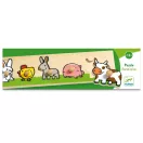 A tehén formájú fa puzzle elem beillesztése a Djeco Tanya formaillesztő táblába