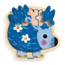 A Djeco fa süni puzzle kirakása közben a fából készült alaplapon