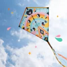 Djeco Szélsárkány Kedves Kawaii mintával a szabadban reptetve