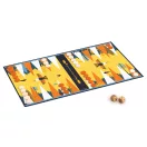 Kiterített Djeco Backgammon játéktábla fa korongokkal és dobókockákkal