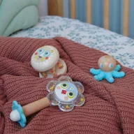 Djeco BabyKit bébi látogató készlet dobozban, fejlesztő játék csecsemőknek