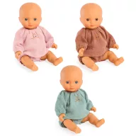 Három darab Djeco mini játékbaba 20 cm-es méretben rózsaszín, barna és zöld textil ruhában