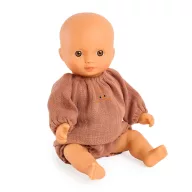 Három darab Djeco mini játékbaba 20 cm-es méretben rózsaszín, barna és zöld textil ruhában