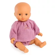 Djeco Sara mini játékbaba 20 cm-es méretben, rózsaszín muszlin ruhában, ülő helyzetben