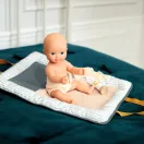 Djeco Oliva játékbaba 32 cm méretben, barátságos arccal és igényes ruházatban