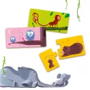 Összeillesztett és különálló Djeco mama-baba állatos puzzle darabok fehér háttér előtt