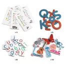 Djeco Grand coffret Lettres játék elemei kiterítve: szólisták, nagy betűk, kis betűs lapkák és színes korongok