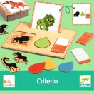 Djeco Eduludo Criterio fa játéktábla beillesztett oroszlán, szín és méret zsetonokkal közelről