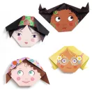 Négy különböző stílusban meghajtogatott és matricázott origami arc