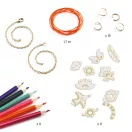 A Djeco Magic plastic ékszerkészítő szett teljes tartalma zsugorfólia elemekkel, ceruzákkal, zsinórral és láncokkal