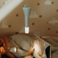 Kidywolf Kidyflashlight kék 3 az 1-ben gyerek zseblámpa fehér háttér előtt