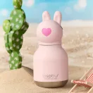 Asobu Bestie mini nyuszis hőtartó kulacs tengerparti homokos háttérrel