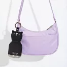 Asobu Bestie mini cica kulacs lila női táskára akasztva