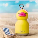 Asobu Bestie mini hőtartó kulacs kacsa figurával tengerparti környezetben