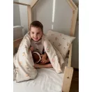 Kisgyermek fagerendás ágyban a mintás Infantilo Lemon Beige ovis takaróval