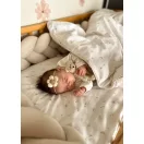 Alvó kisbaba a 100% szatén pamutból készült Infantilo Tiny Bloom ágyneműhuzat alatt a kiságyban