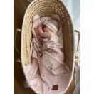Újszülött baba a Daisy Blush mintás Infantilo bambusz nyári babatakaróban alva