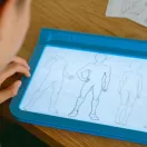 Közelkép a Kidywolf K-Draw Pro világító tábláról manga karakter sablonokkal