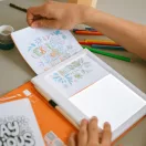 K-Draw Pad világító rajztáblára helyezett Idézetek mintalap rajzolás közben