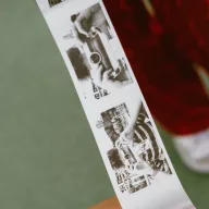 Kidywolf K-Print kék hordozható azonnali fotónyomtató és kamera kinyomtatott fekete-fehér fényképpel