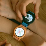 Kidywolf K-WATCH interaktív korall színű gyerekóra színes OLED kijelzővel és szőtt pánttal