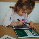 Kislány rajzol a Kidywolf Kidydraw Mini LCD rajztáblára a mellékelt érintőtollal