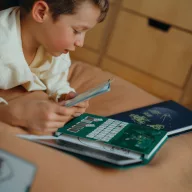 Kidywolf Kidydraw Mini zöld színű állatos LCD rajzkönyv becsukott állapotban