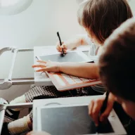 Kidywolf Kidydraw Mini Animals LCD rajztábla összecsukott állapotban sárga állatmintás tokban