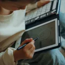 Gyermek rajzol a Kidywolf Kidydraw Mini LCD kijelzőjére a mellékelt érintőtollal
