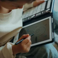Kidywolf Kidydraw Mini Galaxy könyv formájú LCD rajztábla csukott állapotban kék galaxis mintával