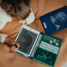 Kidywolf Kidydraw Mini Galaxy könyv formájú LCD rajztábla csukott állapotban kék galaxis mintával