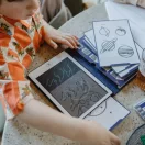 Kidywolf Kidydraw Mini Galaxy könyv formájú LCD rajztábla csukott állapotban kék galaxis mintával