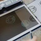 Kidywolf Kidydraw Mini Galaxy könyv formájú LCD rajztábla csukott állapotban kék galaxis mintával