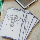 Kidywolf Kidydraw Mini Galaxy könyv formájú LCD rajztábla csukott állapotban kék galaxis mintával