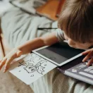Sárkányos mintakártya behelyezése a Kidywolf Kidydraw Mini rajztáblába