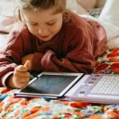 Közeli kép a Kidywolf Kidydraw Mini LCD rajztábla színes vonalairól és a rajzoló gyermekről
