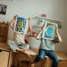 Gyerekek világító neon rajzokat mutatnak a Kidywolf Kidydraw Pro táblákkal