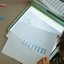 Gyermek számok vonalvezetését gyakorolja a Kidywolf átvilágító táblán