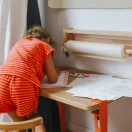 Kislány rajzol a Kidywolf Kidydraw Pro Fashion kétoldalas rajztáblán a divattervező sablonok segítségével