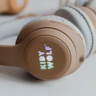 Kidywolf Kidyears Maci barna bluetooth gyerek fejhallgató mágneses plüss fülekkel fehér háttér előtt