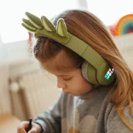 Kidywolf Kidyears Dinosaurs zöld bluetooth gyerek fejhallgató mágneses dinó taréjjal elölnézetből