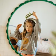 Kidywolf Kidyears Dinosaurs zöld bluetooth gyerek fejhallgató mágneses dinó taréjjal elölnézetből