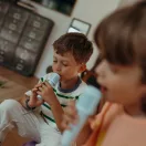 Két gyermek együtt énekel a Kidywolf Kidykaraoke vezeték nélküli mikrofonjaival