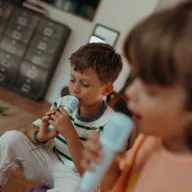 Kidywolf Kidykaraoke zöld karaoke hangszóró LED fénnyel és 2 vezeték nélküli mikrofonnal