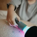 Gyermek kéz beállítja a Kidywolf Kidymic mikrofon kezelőgombjait