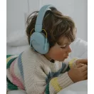 Kék Kidywolf fülvédőt viselő gyermek oldalról olvasás közben
