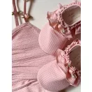 Konges Sløjd Fleuri bikini texturált anyaga és a 3D rózsadíszek közelről