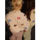 Kislány hátulról a Konges Sløjd flitteres szív mintás bomber dzsekijében