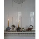 Konges Sløjd Dino születésnapi vonat meggyújtott gyertyákkal egy kandallópárkányon